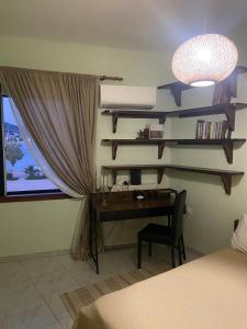 sypialnia z biurkiem, oknem, biurkiem i krzesłem w obiekcie Liberty porosview apartement w mieście Galatas
