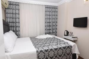 Un pat sau paturi într-o cameră la Nar Hotel