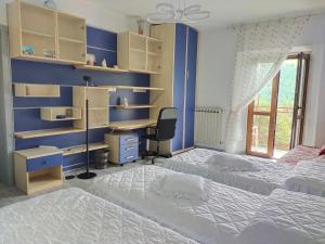 A bed or beds in a room at Fuga in montagna Casa indipendente mezzo montagna con barbecue