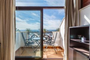 Un balcón con una mesa y sillas en un balcón. en A&N Seaport 3A, en Caleta de Vélez