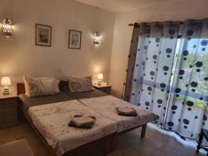 sypialnia z łóżkiem i zasłoną prysznicową w obiekcie Feliz Apartments w mieście São Bartolomeu de Messines