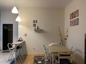 een eetkamer met een houten tafel en stoelen bij Cozy 3BR House - 8min From City Centre by Sakura 