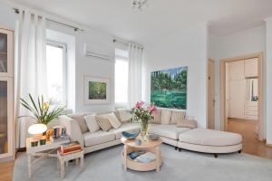 uma sala de estar com um sofá branco e uma mesa em Corfu River Loft em Potamós