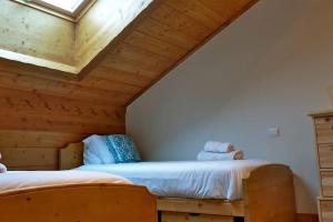 Voodi või voodid majutusasutuse La Croix - 3 bedroom apartment in Sainte Foy village toas
