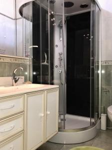 a bathroom with a shower with a sink and a toilet at Maison 90 m2, 5 min du Port, 15 min des Criques à Pied in Port-Vendres