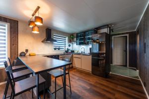Kuchyňa alebo kuchynka v ubytovaní Lofoten Green Studio