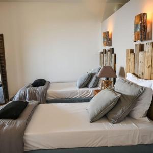 ポルト・ヴェッキオにあるRésidence Bianca Casaのベッド2台とランプが備わる部屋