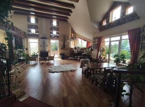 美國魯穆尼卡的住宿－Villa Cassandra，一个带桌椅的大客厅