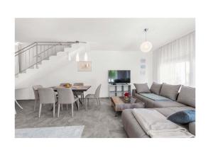 una sala de estar con un sofá y una mesa en Villa Ventitre, Privatpool,Meersicht, nahe Porec- Strand NEU, en Mugeba