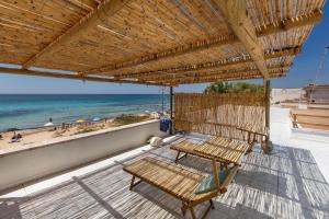 veranda con amaca e vista sulla spiaggia di Casa Jonica by BarbarHouse a San Pietro in Bevagna