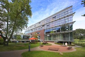 un edificio con un parque delante de él en Jugendherberge Hamburg Horner Rennbahn, en Hamburgo