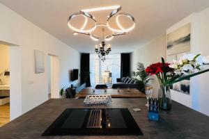 TV a/nebo společenská místnost v ubytování Central Designer 3 Room Apt with terrace & parking