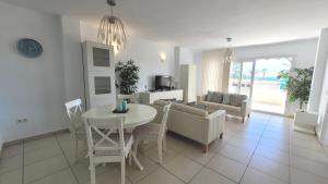 kuchnia i salon ze stołem i krzesłami w obiekcie A&N Ipanema 3 w mieście Torre del Mar