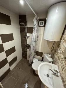 uma casa de banho com um lavatório, um WC e um chuveiro em Guest rooms KRASI 