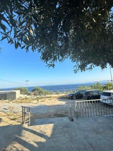 een uitzicht op een parkeerplaats met auto's en de oceaan bij Magic View 4U Iulia in Kineta