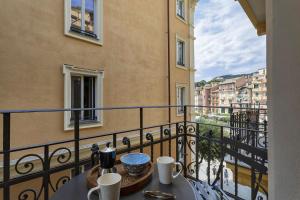 balcone con tavolo e vista sulla città di Riviera Flavour Apartments I by Wonderful Italy a Santa Margherita Ligure