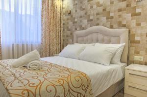 1 dormitorio con cama blanca y ventana en Best Fulya Suites, en Estambul