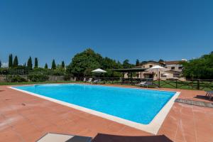 einen Pool in einem Hof mit einem Haus in der Unterkunft Appartamento Fattoria in Laterina