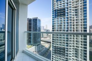 Un balcón o terraza en White Sage - Fancy Studio With Mesmerizing Canal Views