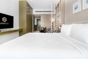 Una cama o camas en una habitación de White Sage - Fancy Studio With Mesmerizing Canal Views 31 fotos más