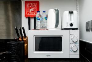 Una cocina o cocineta en White Sage - Fancy Studio With Mesmerizing Canal Views