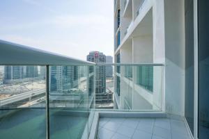 Galería fotográfica de White Sage - Fancy Studio With Mesmerizing Canal Views en Dubái