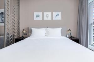 Una cama o camas en una habitación de White Sage - Fancy Studio With Mesmerizing Canal Views