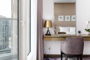 Galería fotográfica de White Sage - Fancy Studio With Mesmerizing Canal Views en Dubái