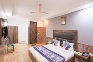 Habitación de hotel con cama y silla en Mayda Residency By Mayda Hospitality Pvt. Ltd., en Nueva Delhi