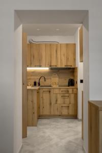 una cucina con armadi in legno e piano di lavoro di Apartament Centrum A a Kudowa-Zdrój