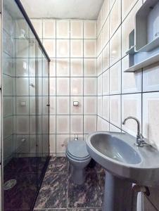 łazienka z toaletą i umywalką w obiekcie Casa c piscina a 260m da Praia Itaoca Mongagua SP w mieście Mongaguá