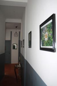 een hal met een muur met een foto van een zonnebloem erop bij Le Therminus chambres d hôtes in Rennes-les-Bains