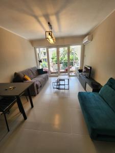 พื้นที่นั่งเล่นของ studio meuble climatise centre ville vue mer