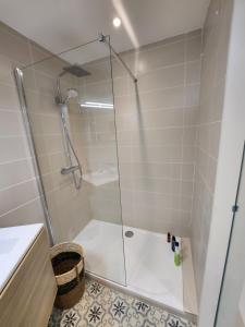 ห้องน้ำของ studio meuble climatise centre ville vue mer