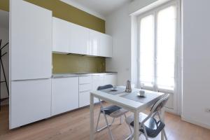 Porta Nuova Bright Studio with Balcony tesisinde mutfak veya mini mutfak