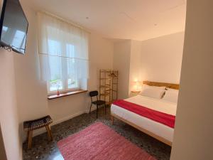 1 dormitorio con 1 cama, TV y ventana en Taffetà b&b, en Crispiano