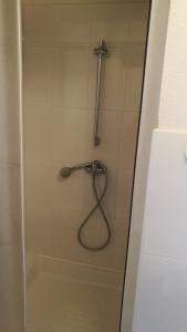 łazienka z prysznicem z głowicą prysznicową w obiekcie BEST MOUNTAIN VIEIW APARTMENT w Szczyrbskim Plesie