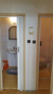 łazienka z toaletą i umywalką w obiekcie BEST MOUNTAIN VIEIW APARTMENT w Szczyrbskim Plesie