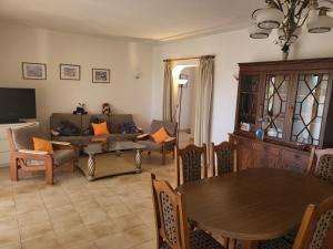 salon ze stołem i kanapą w obiekcie Feliz Apartments w mieście São Bartolomeu de Messines