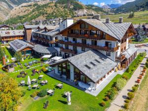 拉特烏伊萊的住宿－Montana Lodge & Spa, by R Collection Hotels，享有大建筑的空中景致,设有庭院