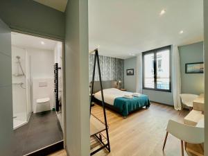 ein Schlafzimmer mit einem Bett und ein Zimmer mit einem Bad in der Unterkunft Le Five Tellier - Forest in Reims