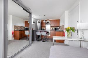Kuchyň nebo kuchyňský kout v ubytování Elegant 1-bed flat with free parking and balcony