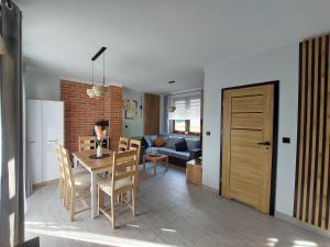 una cucina e un soggiorno con tavolo e sedie di Master Camp Santoczno a Santoczno Altre 64 foto