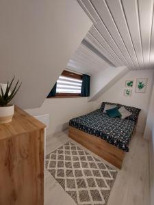 een slaapkamer met een bed op zolder bij Master Camp Santoczno in Santoczno