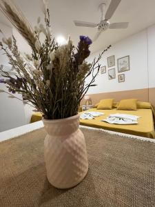 um vaso com flores em cima de uma mesa em Residencia del Norte em Federación