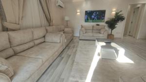 uma sala de estar com um sofá e uma mesa de centro em التجمع الخامس no Cairo