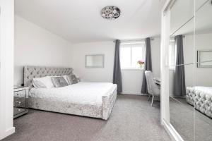 Postel nebo postele na pokoji v ubytování Elegant 1-bed flat with free parking and balcony