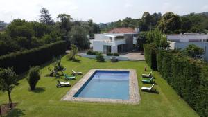 una vista aérea de un patio con piscina en Sé Apartamentos - Casa da Rabeta en Forjãis
