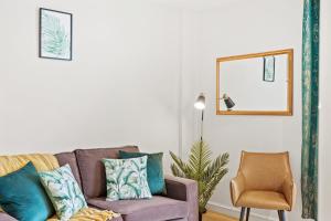 - un salon avec un canapé et une chaise dans l'établissement One Bedroom Apartment By Dream Key Properties Short Lets & Long Lets Chelsea with Free Wi-fi and Netflix, à Londres