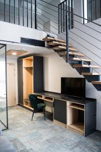un bureau avec un bureau et un escalier dans l'établissement BULVAR, à Malbork